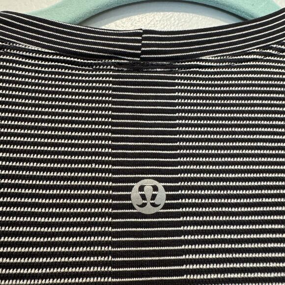 Lululemon Top Swiftly Relaxed-Fit Short Sleeve T-Shirt Black Stripe Women sz 6 - Picture 5 of 7